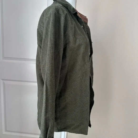 Legendary Whitetails Button-Down - Picture 5 of 13